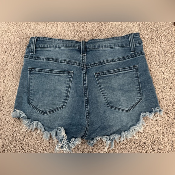 Distressed shorts - Picture 3 of 3